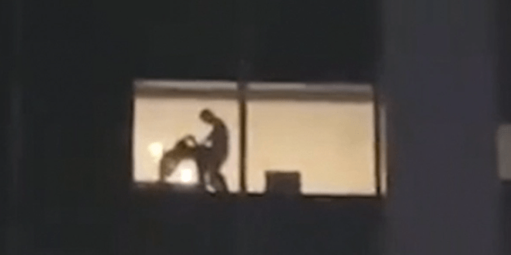 Ζευγάρι που έκανε σεξ σε παράθυρο ξενοδοχείου ενώ ήταν σε εξέλιξη θρησκευτική πομπή (video)