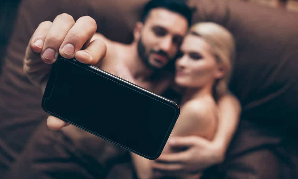 Revenge porn: Η νέα μάστιγα του διαδικτύου – «Βλέπεις τον κόσμο να καταρρέει γύρω σου»