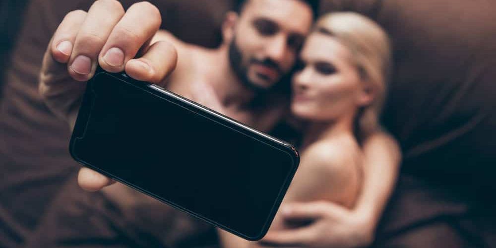 Revenge porn: Η νέα μάστιγα του διαδικτύου – «Βλέπεις τον κόσμο να καταρρέει γύρω σου»