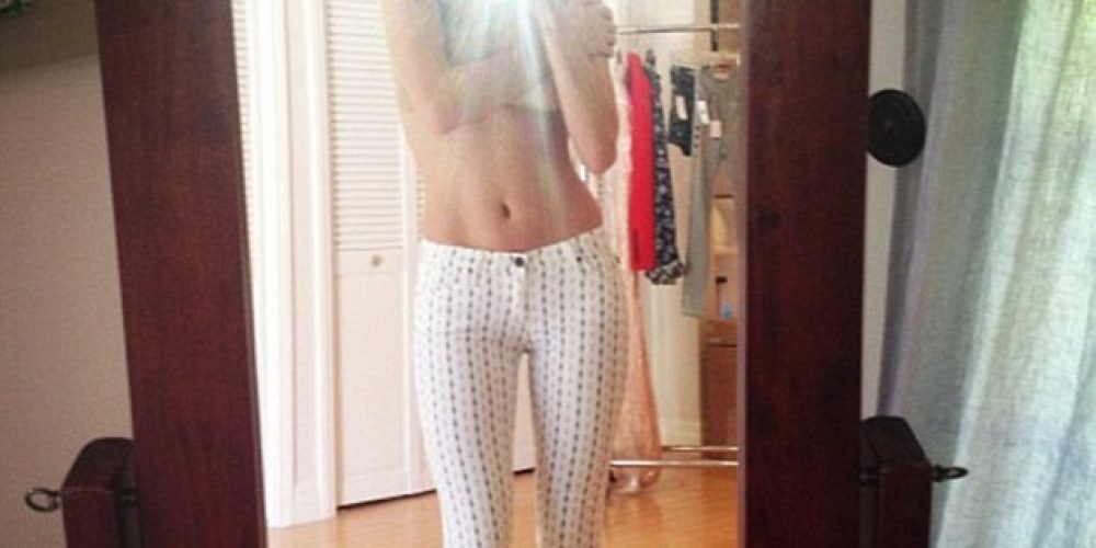 ΠΑΣΙΓΝΩΣΤΟ μοντέλο φωτογραφήθηκε topless στον καθρέφτη του σπιτιού της!