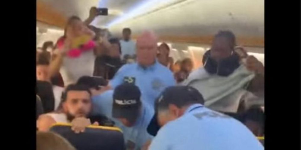 Σκηνές χάους σε πτήση της Ryanair: Επιβάτης προσπάθησε να χτυπήσει αεροσυνοδό (Video)