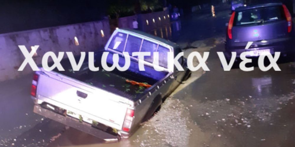 Χανιά: Σκαμμένος δρόμος υποχώρησε και κατάπιε αγροτικό όχημα (φωτο)