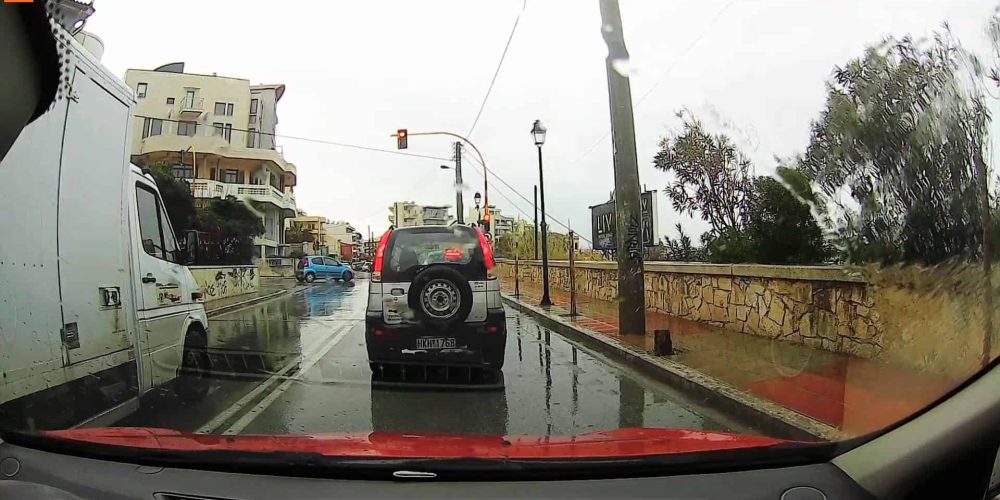 Χανιά: Οδηγός φορτηγού κινείται στο αντίθετο ρεύμα και παραβιάζει ερυθρό σηματοδότη (video)