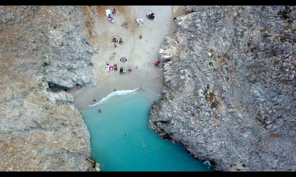 Εναέρια πλανά από την πιο δημοφιλή παραλία των Χανίων (video)