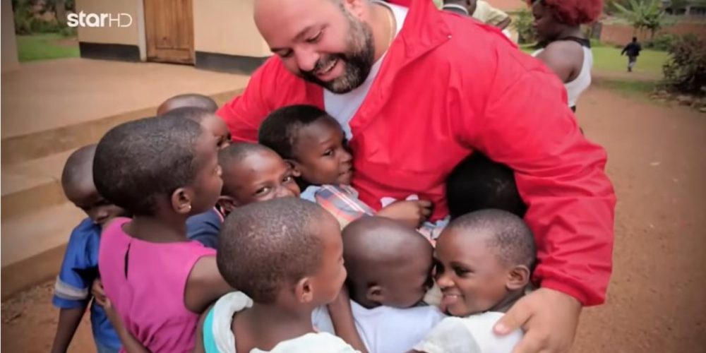 Master Chef: Ο Κρητικός ιεραπόστολος που μαγειρεύει για παιδάκια στην Αφρική