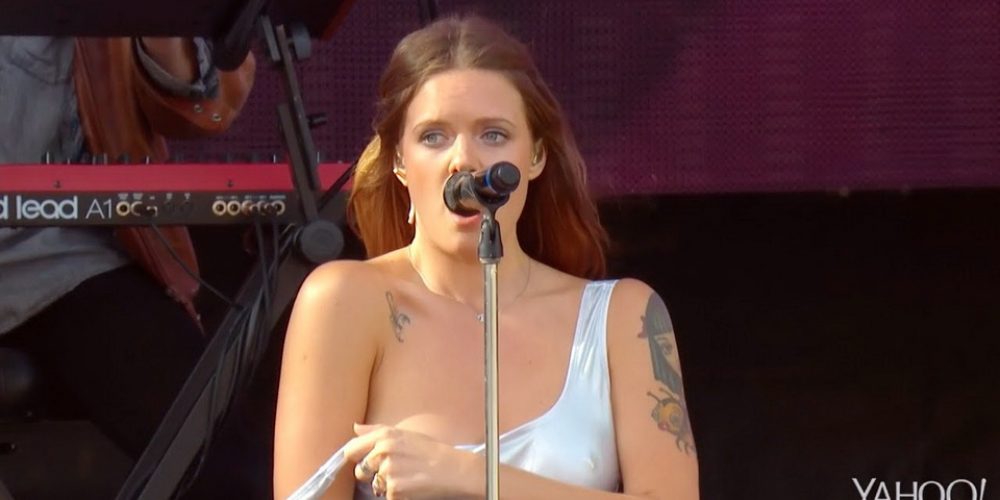 Τραγουδίστρια έδειξε το στήθος της και ξεσήκωσε το πλήθος (video)