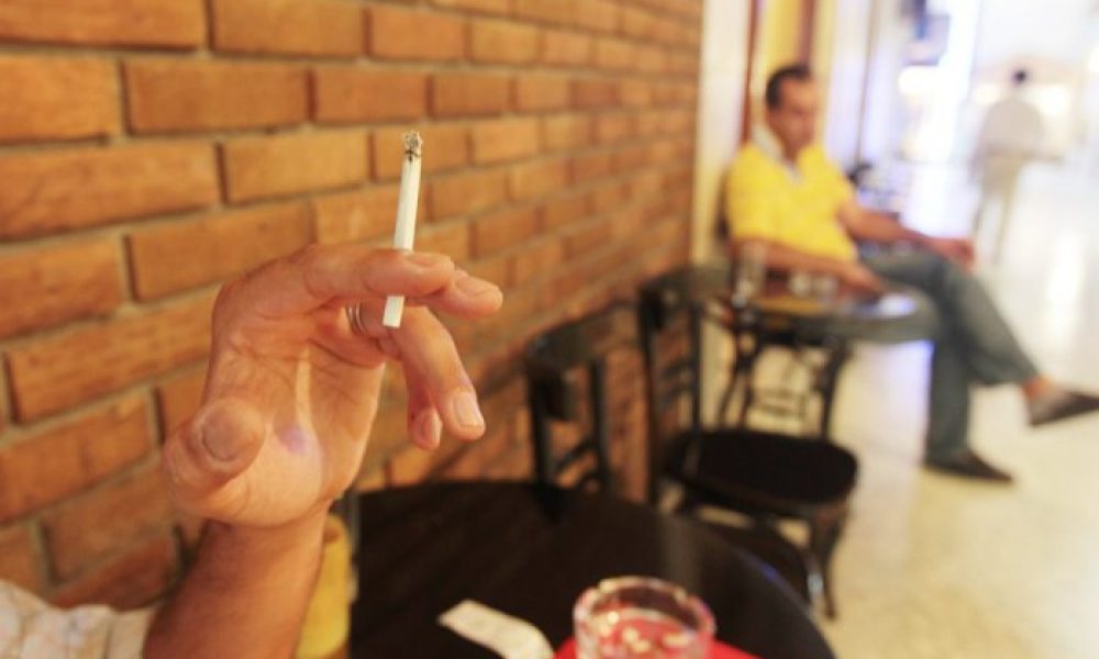 Πρόστιμα για κάπνισμα σε επιχειρήσεις και πελάτες στα Χανια