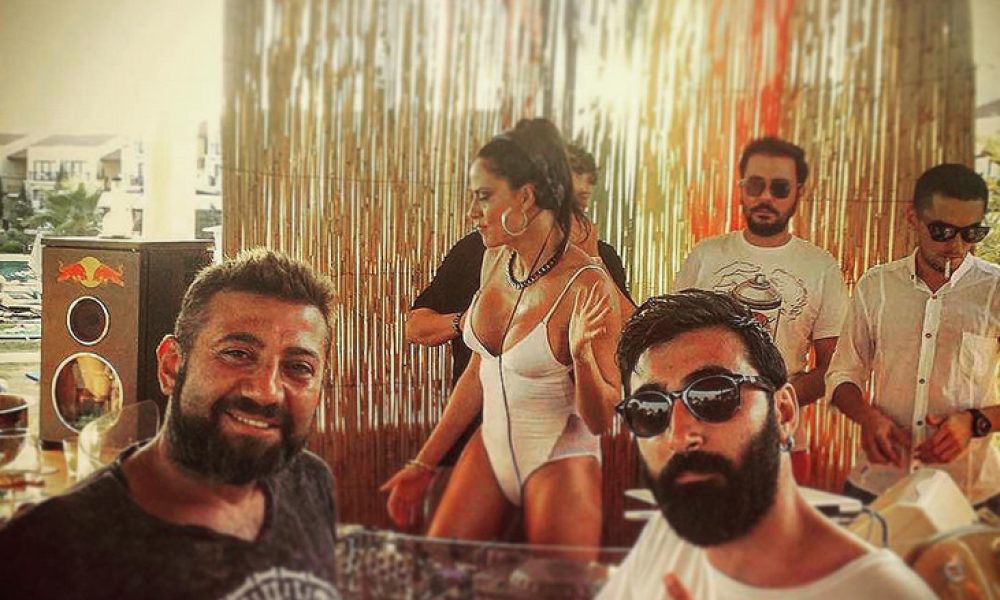Δείτε την Εύη Αδάμ να ξεσηκώνει τους θαμώνες τουρκικού beach bar (φωτο)