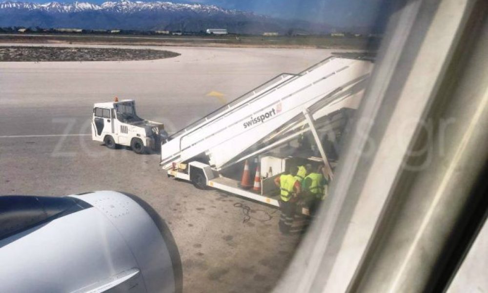 Χανιά: Δεν απογειώνεται το αεροπλάνο για Αθήνα Κόλλησε η σκάλα στο αεροσκάφος και… δεν βγαίνει!