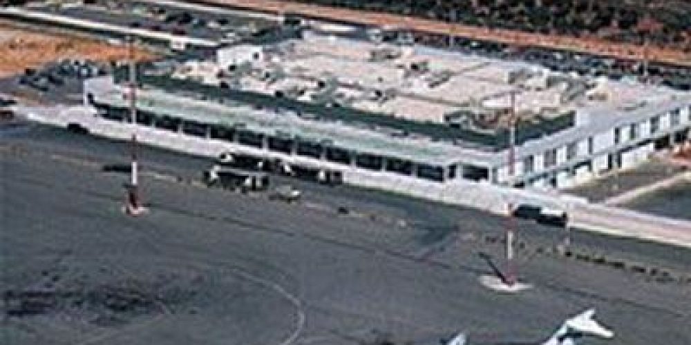 Φτερό Ρωσικού τζάμπο ακούμπησε πυλώνα φωτισμού στο αεροδρόμιο Χανίων