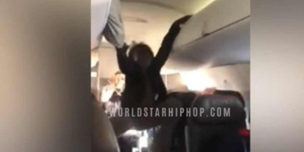 Σκαρφάλωσε στα καθίσματα του αεροπλάνου και άρχισε να βρίζει και να «χτυπιέται» σαν δαιμονισμένη (video)