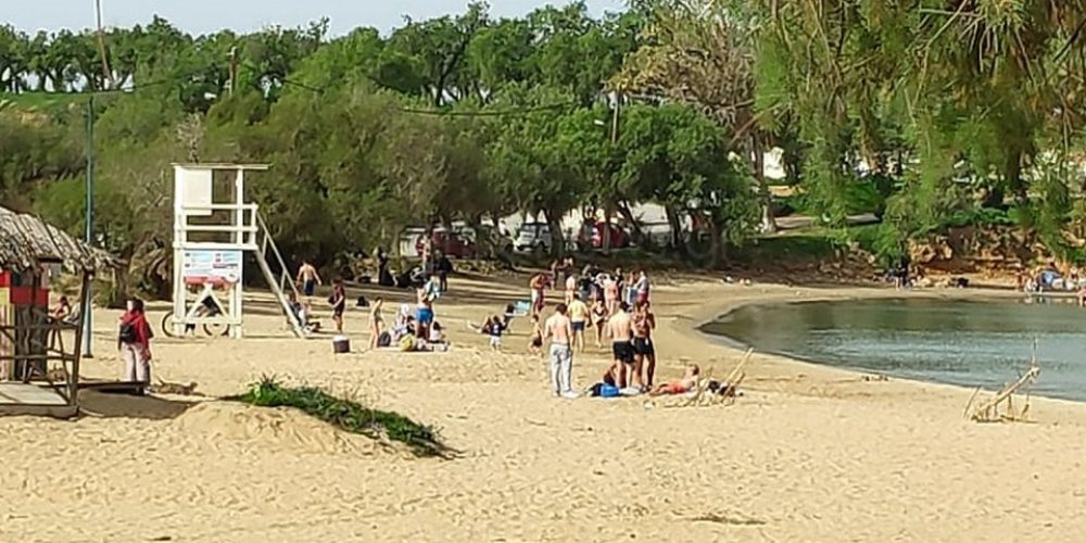 Καλοκαίρι στα Χανιά – Ξεχύθηκε ο κόσμος στις παραλίες (φωτο)