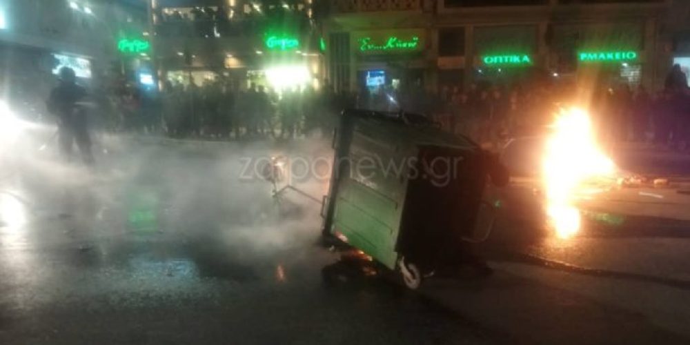 Χάος στο κέντρο των Χανίων! Ανεξέλεγκτο πλήθος καίει κάδους και εμποδίζει την κυκλοφορία (Photos)