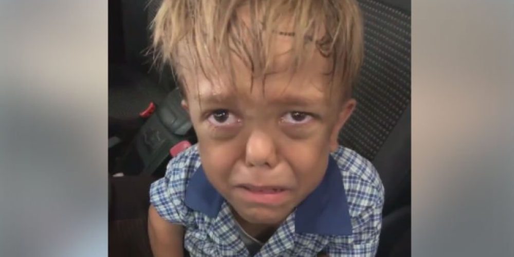 «Φέρε μου ένα σχοινί, θέλω να πεθάνω»: Aγόρι-νάνος κλαίει με λυγμούς λόγω bullying (video)