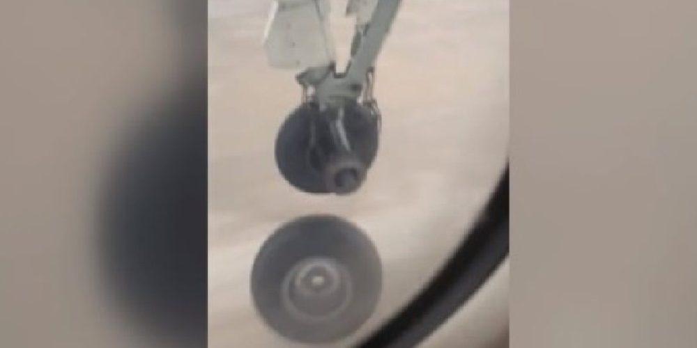 Επιβάτης κατέγραψε τη στιγμή που το αεροσκάφος χάνει τον έναν τροχό κατά την απογείωση (video)