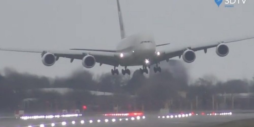 Η συγκλονιστική προσγείωση ενός Airbus A380 της Etihad εν μέσω του κυκλώνα «Ντένις» (video)