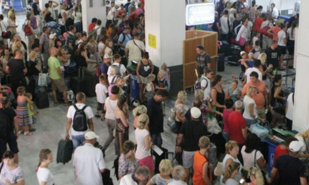 Κρήτη: Τρελάθηκαν οι επιβάτες Τσίτσιδος έτρεχε πάνω κάτω μέσα στο αεροδρόμιο