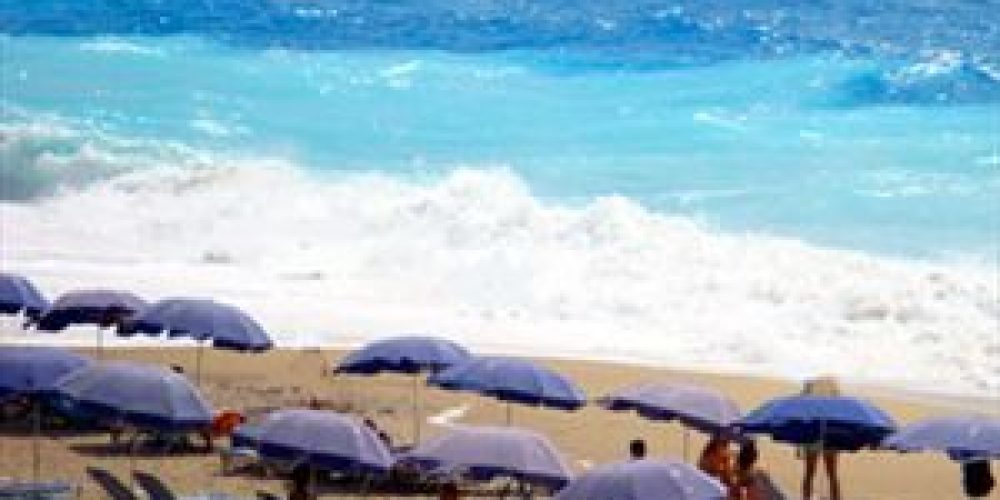 Ο ήλιος διαπερνά κατά 34% τις ομπρέλες παραλίας