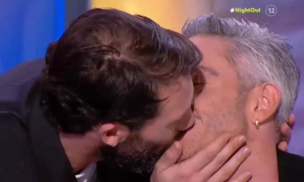 Ο Αντίνοος Αλμπάνης φίλησε τον Θεοχάρη Ιωαννίδη στο στόμα - «Φιλάς ωραία» (video)