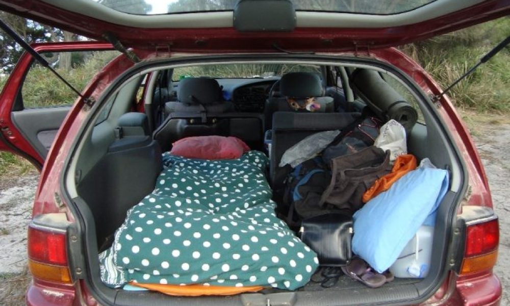 Χανιά: Αυτοκίνητο – κρεβατοκάμαρα για άστεγη οικογένεια με δυο παιδιά (Video)