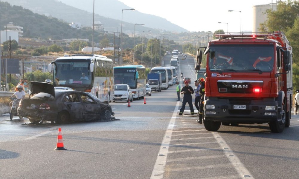 Τροχαίο με ένα νεκρό, δυο τραυματίες και ανάφλεξη αυτοκινήτου στην Εθνική (φωτο)