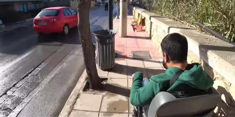 Χανιά: Ο Γολγοθάς του Κώστα που βρίσκεται σε αναπηρικό αμαξίδιο στους δρόμους της πόλης (φωτο)