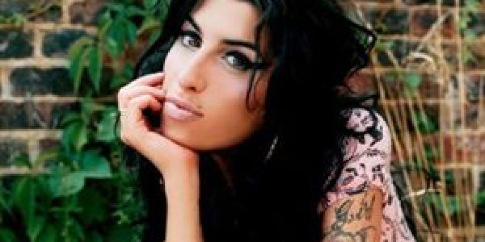 Το νέο στήθος της Amy Winehouse την ξενύχτησε!