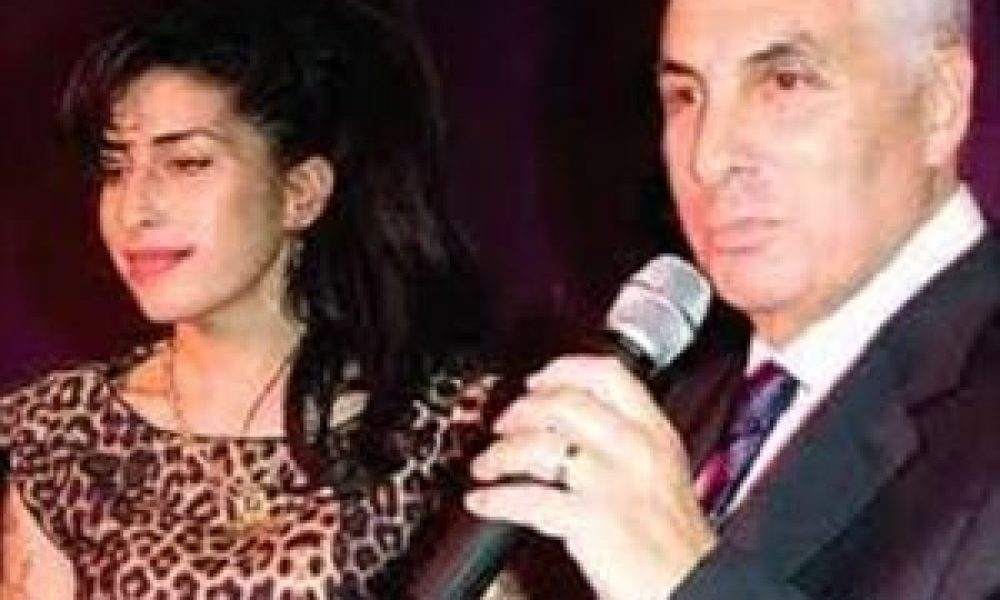 Συγκινήθηκε ο πατέρας της Winehouse