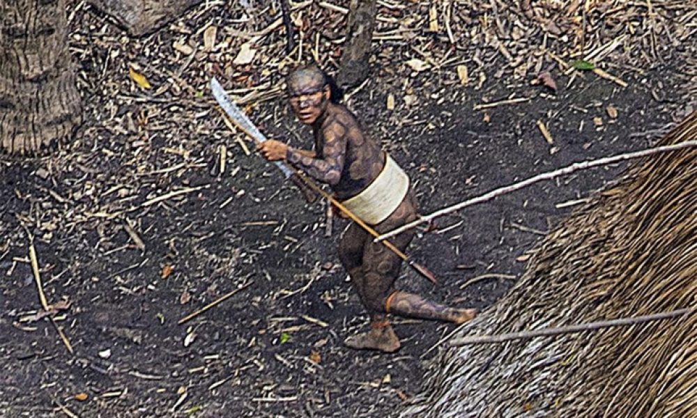 Μία σπάνια ματιά σε απομονωμένη φυλή στη ζούγκλα της Βραζιλίας