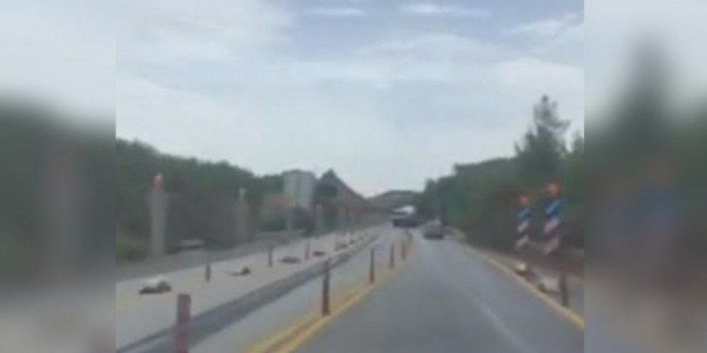 Χανιά: Βαρέος τύπου όχημα κάνει αναστροφή στην εθνική οδό (video)
