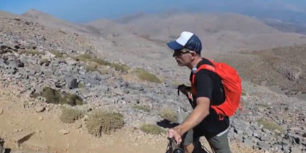 Κρήτη: Εντυπωσιακό βίντεο έμπειρου αναβάτη από τα 2.456 μέτρα, στο εκκλησάκι του Τιμίου Σταυρού