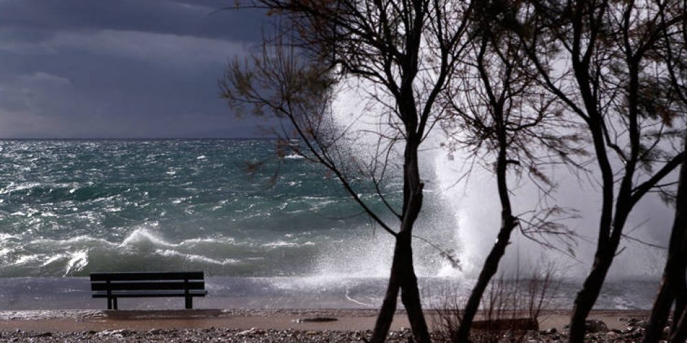 Ο καιρός στην Κρήτη – Θυελλώδεις νοτιάδες σαρώνουν το νησί – Υψηλές θερμοκρασίες και τοπικές βροχές
