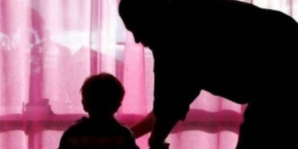 Φρίκη: Γιος ιερέα κατηγορείται ότι βίαζε τον 4χρονο γιο του – Ήταν μπροστά και η γιαγιά του παιδιού