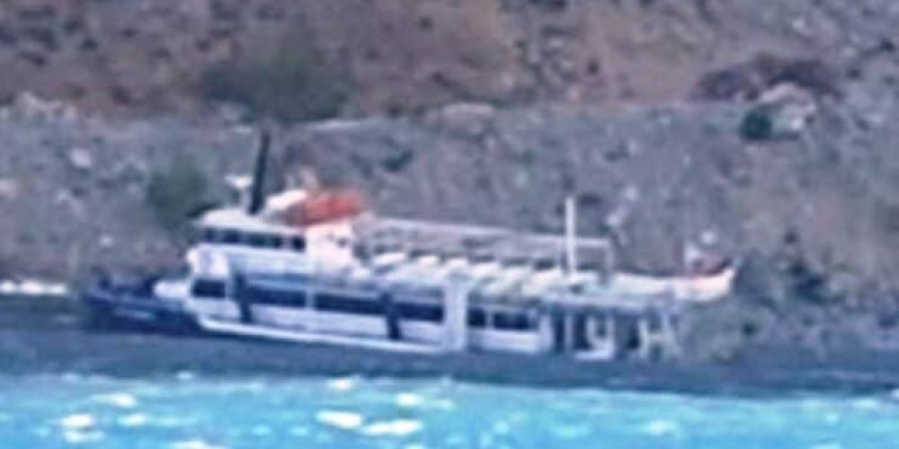 Χανιά: Τουριστικό πλοίο συγκρούστηκε στην προβλήτα του λιμανιού της Αγίας Ρουμέλης (video)