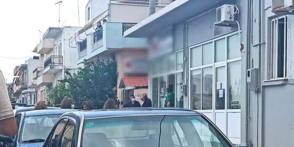 Κρήτη: Aνεμβολίαστη φυσικοθεραπεύτρια ταμπουρώθηκε σε ΚΑΠΗ – Στο σημείο αστυνομία και εισαγγελέας! (φωτο)