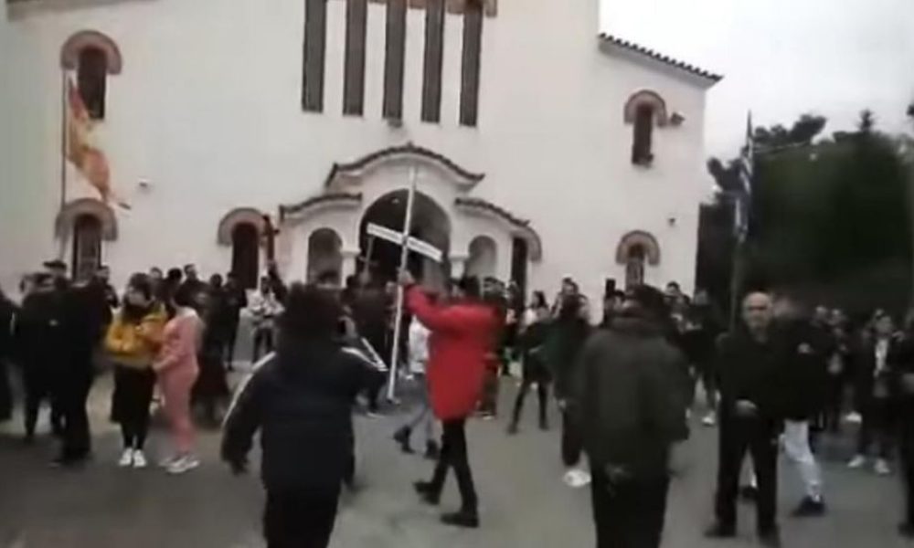 Δεκάδες πολίτες συγκεντρώθηκαν έξω από τον Προφήτη Ηλία για να εκκλησιαστούν (video)