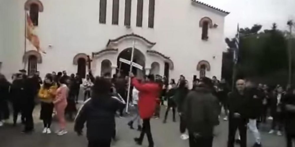 Δεκάδες πολίτες συγκεντρώθηκαν έξω από τον Προφήτη Ηλία για να εκκλησιαστούν (video)