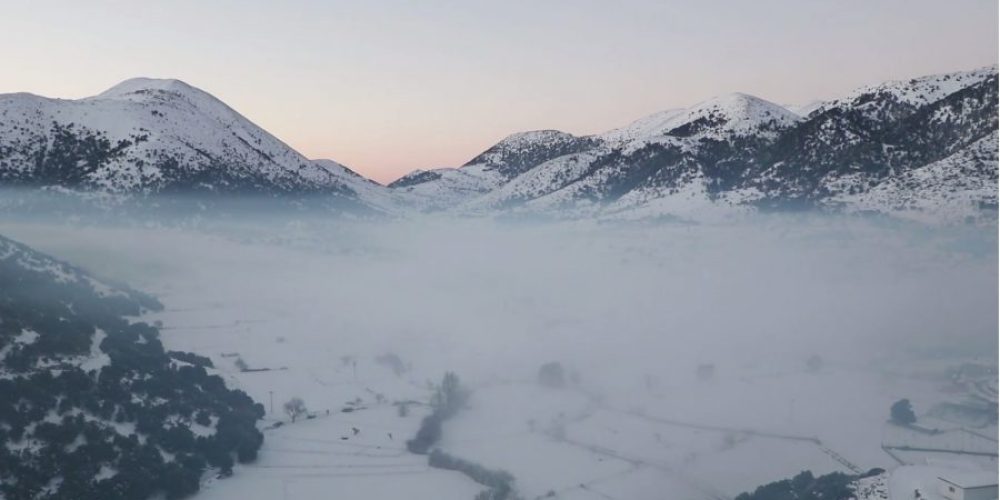 Ένα πρωινό στα χιονισμένα βουνά των Χανίων (video)