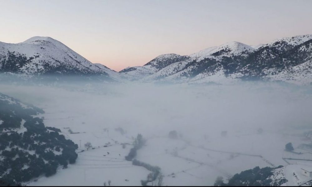 Ένα πρωινό στα χιονισμένα βουνά των Χανίων (video)