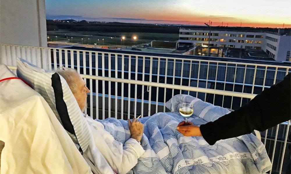Ασθενής απολαμβάνει το κρασί και το τσιγάρο του λίγο πριν πεθάνει