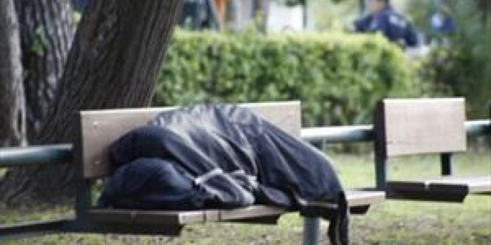 Άστεγος, πέθανε από το κρύο σε παγκάκι στα Χανιά. Θλίψη και οργή για το τραγικό συμβάν