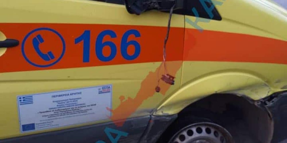 Παρ’ ολίγον τραγωδία με ασθενοφόρο του Τομέα Χανίων – Έσκασε το ελαστικό στην εθνική οδό (φωτο)