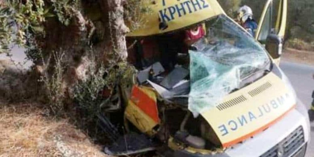 Χανιά: Τρομακτικό τροχαίο ατύχημα με το ασθενοφόρο του Κ.Υ. Κισάμου (φωτο)
