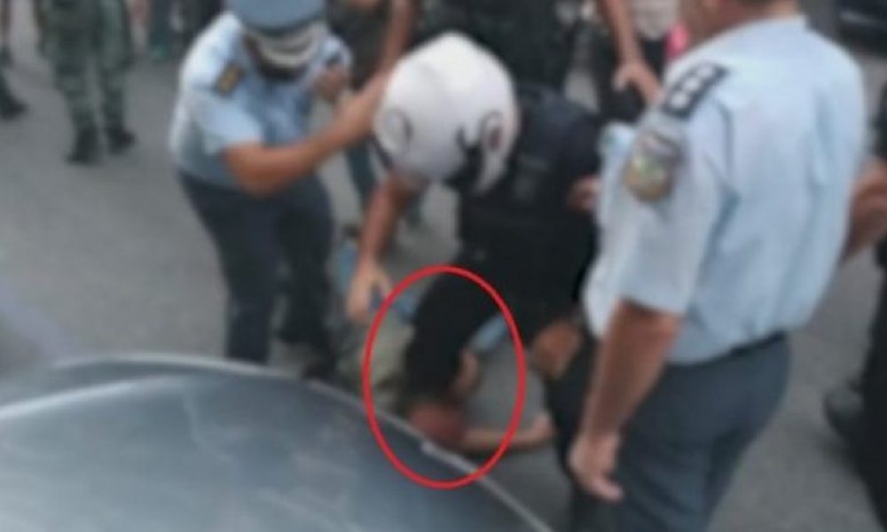 Αστυνομικός σε Θεσσαλονίκη πάταγε διαδηλωτή στο κεφάλι όπως στην περίπτωση Τζορτζ Φλόιντ (video)