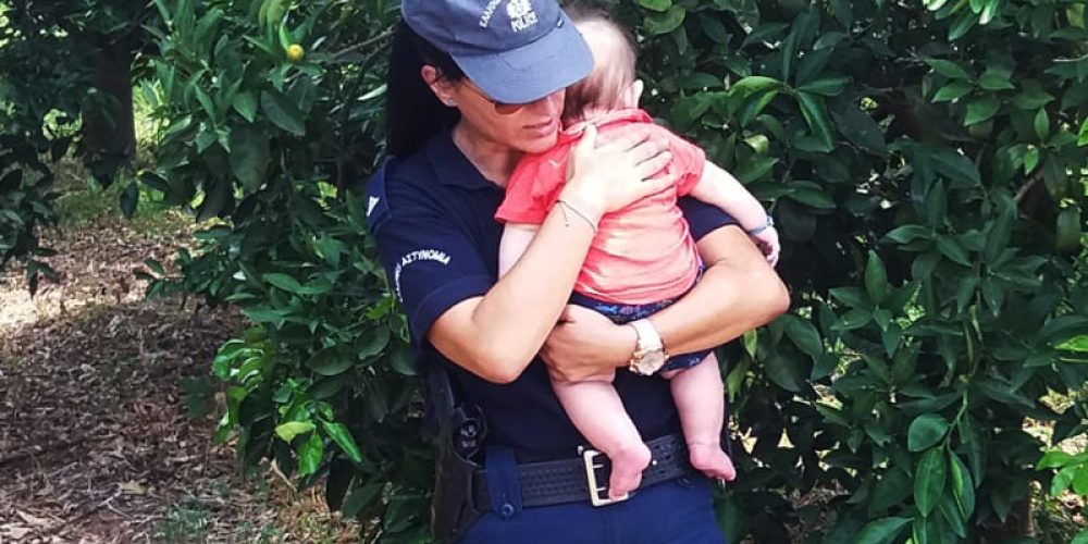 Αστυνομικός στο Ναύπλιο ηρεμεί με αγκαλιά μωρό, μετά από τροχαίο (video)