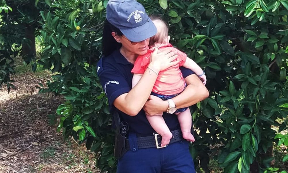 Αστυνομικός στο Ναύπλιο ηρεμεί με αγκαλιά μωρό, μετά από τροχαίο