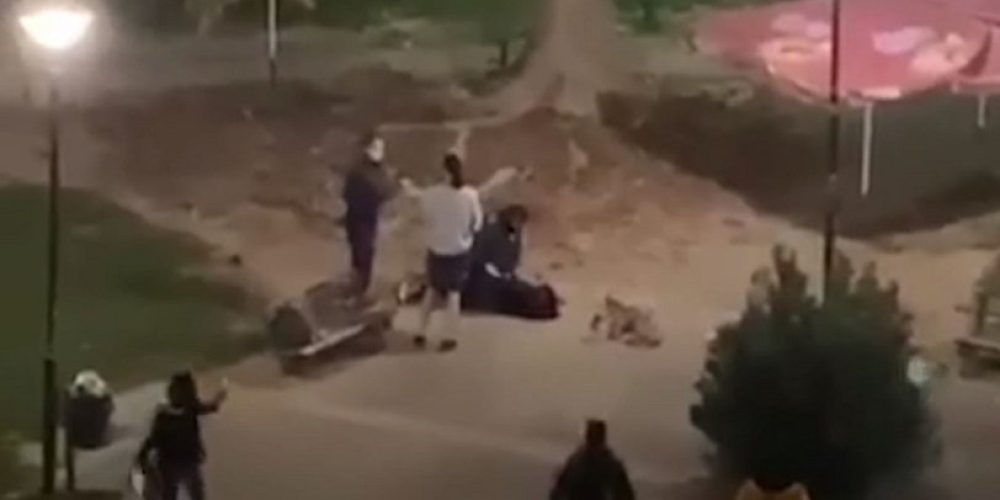 Αστυνομικός έριξε κάτω 15χρονη και της έβαλε χειροπέδες επειδή καθόταν στην πλατεία! (video)