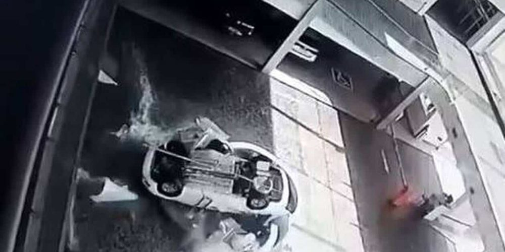 Τρομακτικό ατύχημα: Αυτοκίνητο καταπλάκωσε 19χρονη σε έκθεση – Το βίντεο σοκάρει