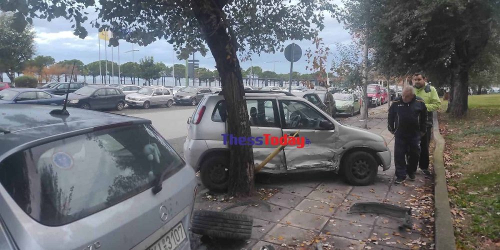 Απίστευτο τροχαίο – Οδηγός έπεσε πάνω σε έξι παρκαρισμένα αυτοκίνητα και εξαφανίστηκε (φωτο)