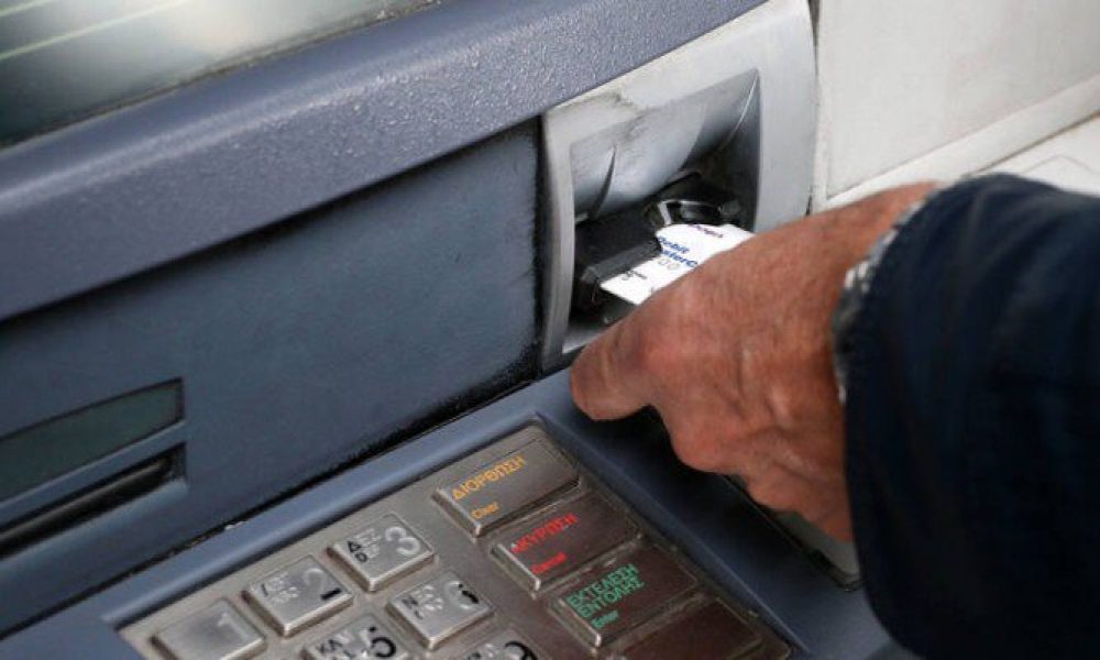 Χρεώσεις – «φωτιά» στα ATM: Δείτε πόσο θα... κοστίζουν οι αναλήψεις από τη Δευτέρα